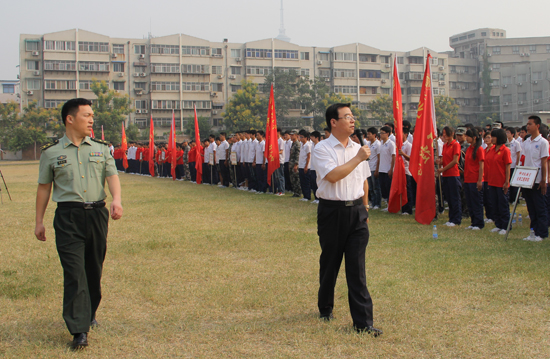 開封大學(xué)2013級新生軍訓(xùn)閉營式隆重舉行